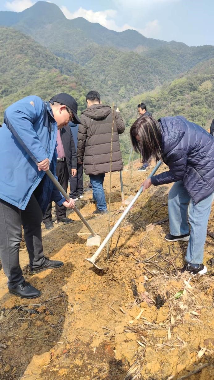 碳惠山?！ば雍糜心恪疤蓟蒎\旗”醫(yī)患共植“滬明杏林”活動
